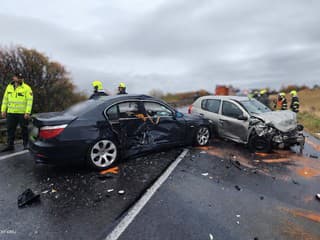 ŤAŽKÁ ZRÁŽKA na hlavnom ťahu: Zničené autá, hlásia ranených, cestu uzavreli! Prvé INFO a FOTO z miesta