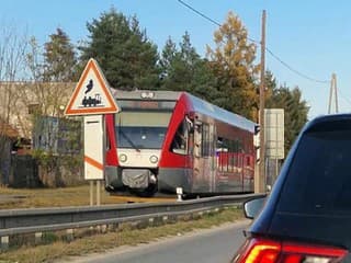 FOTO STRAŠNÁ NEHODA NA ŽELEZNICI: Vlak sa zrazil s autom! Vyslali záchranárov, hlásia zranenia