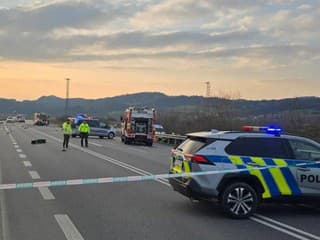 AKTUÁLNE VIDEO Brutálna zrážka áut: Zasahuje množstvo záchranárov, vrtuľník pristáva priamo na ceste