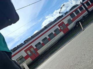 AKTUÁLNE HRÔZA NA ŽELEZNICI Zasahujú záchranné zložky, dopravu prerušili! Prvé FOTO a info z miesta