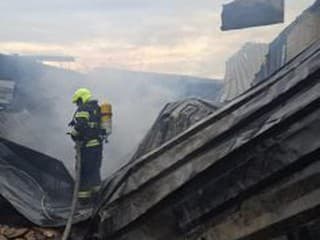 AKTUÁLNE VIDEO OBROVSKÝ POŽIAR V MESTE Horí fabrika, požiar sa rozšíril aj na ďalšie budovy! Zasahuje množstvo hasičov