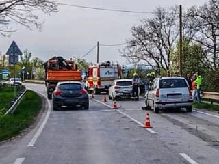 AKTUÁLNE Vážna zrážka áut: Zasahujú záchranári, ratujú maloleté DIEVČA. Prvé FOTO z miesta nešťastia