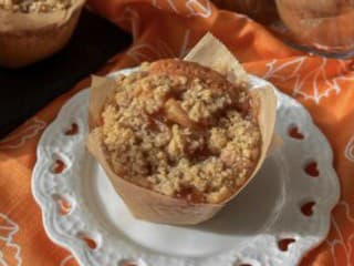 Máte doma jablká? Upečte si tieto nadýchané jablkové muffiny s mrveničkou