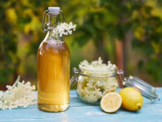 Domáci bazový sirup: 7 chýb, ktorým sa vyhnite pri jeho príprave