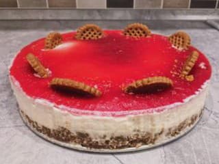 Nepečený malinový cheesecake s netradičnou surovinou v kréme. Vyskúšajte tento chutný recept!