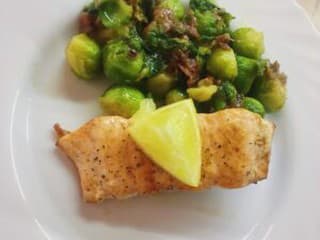 Hľadáte zdravý a ľahký recept na začiatok týždňa? Vyskúšajte lososa s ružičkovým kelom