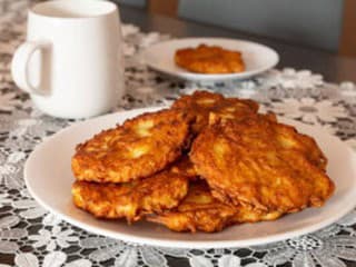 Ako nastrúhať zemiaky na placky? Je lepšie strúhadlo či robot?