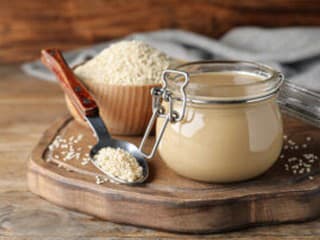 Sezamová tahini pasta: Ako ju vyrobiť doma a využiť v kuchyni?