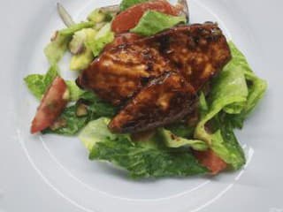 Neviete, čo v piatok na večeru? Recept na rýchly šalát s kuracím mäsom v medovo-horčicovej marináde