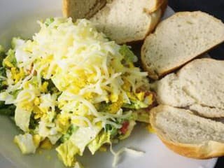 Vajíčkový šalát so syrom a zeleninou: rýchly jarný recept na večeru