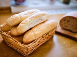 Čo so starými rožkami? Tipy, ktoré zachránia peňaženku aj večeru