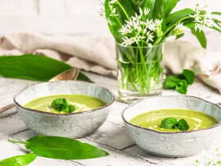 Polievka z medvedieho cesnaku: 3 recepty, ktoré chutia jarou