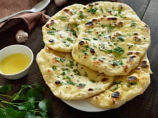 Naan bez kysnutia: Indický chlebík na panvici hotový za pár minút!