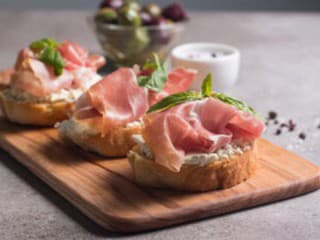 Čo dať na chlebíčky? Overené kombinácie, ktoré chutia návštevám