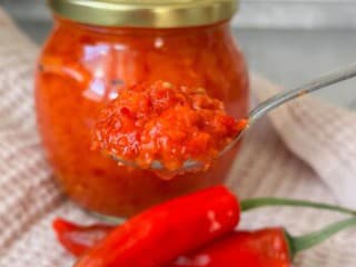 Domáca chilli omáčka, ktorá perfektne dochutí vaše jedlo