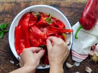 Ako ľahko olúpať pečenú papriku a prečo ju po upečení neumývať vodou