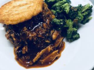 Trhané kuracie mäso v domácej BBQ omáčke: zabudnite na omáčku z obchodu!