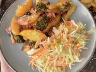 Jednoduchý recept na ázijské kuracie so zeleninou na plechu