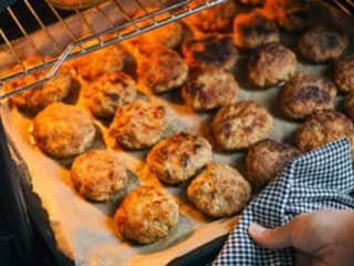 Ako upiecť fašírky v rúre: Šťavnaté a bez kvapky oleja naviac