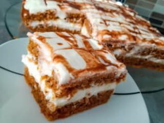 Mrkvový koláč s tvarohovým krémom