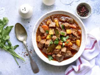 Koľko múky na zahustenie? Jednoduchý pomer na omáčku či guláš