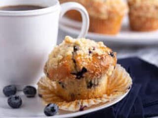 Ako vybrať muffiny z košíčkov bez toho, aby sa im potrhali okraje