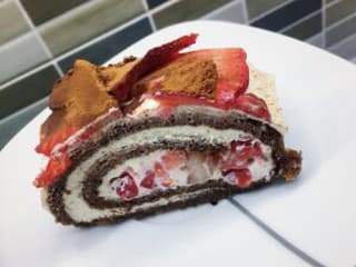 Kakaová roláda bez múky? Vyskúšajte bezlepkovú roládu s tvarohovým krémom a jahodami!