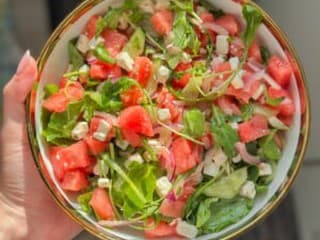 Svieži melónový šalát s feta syrom: recept na letný šalát