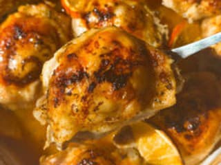 Pečené kuracie stehná na pomarančoch: recept na šťavnatý citrusový obed