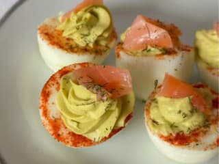 Plnené vajcia s avokádom a lososom