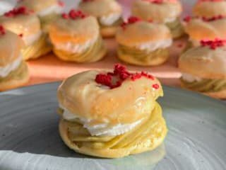 Pistáciové venčeky s malinovou omáčkou: recept na luxusný farebný dezert