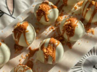 Nepečené lotus guličky v bielej čokoláde: recept na jednoduchý sladký dezert