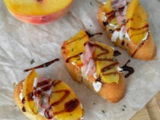 Bruschetta s broskyňou: recept na elegantné predjedlo