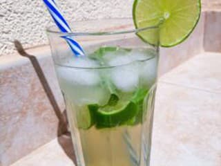 Hľadáte osviežujúci drink bez alkoholu? Vyskúšajte toto jednoduché nealkoholické mojito!