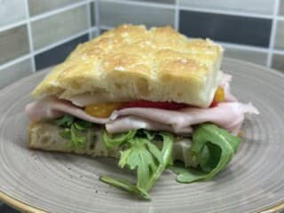 Plnená focaccia na taliansky spôsob: S mortadellou, pistáciovým pestom a pečenou paprikou