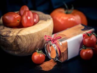 Nevyhadzujte šupky z paradajok. Pripravte si z nich umami korenie