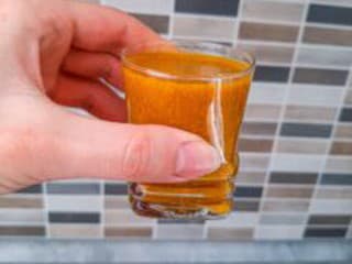 Chcete posilniť imunitu? Vyskúšajte recept na domáci ginger shot zo zázvoru