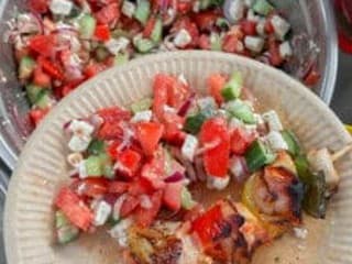 Recept na grécky šalát, ktorý nesmie chýbať na žiadnej grilovačke