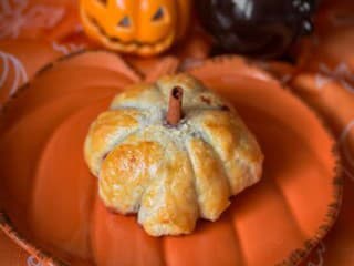 Halloweenska tekvica z lístkového cesta s prekvapením vo vnútri
