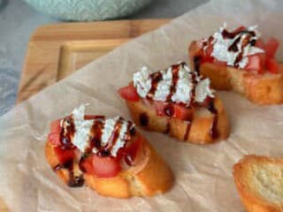 Bruschetta s paradajkami a burratou: recept na chutné predjedlo
