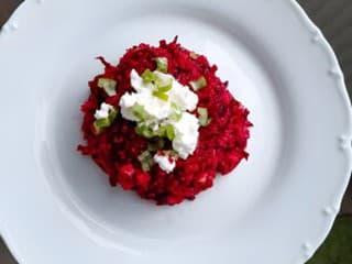 Fit obed bez mäsa? Tento cviklový kuskus budete mať hotový do 20 minút!