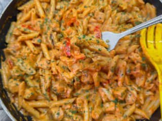 Cestoviny s kuracím mäsom z jednej panvice