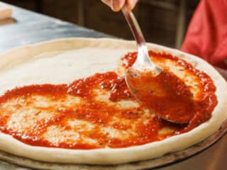 Paradajkový základ na pizzu: Čo robiť, aby nerozmočil cesto?