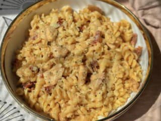 Pripravte si cestoviny s kuracím mäsom v krémovej parmezánovej omáčke
