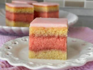 Šťavnaté punčové rezy: recept na obľúbený klasický koláč