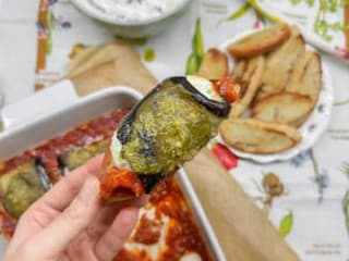 Pripravte si doma luxusné predjedlo baklažánové rolky s ricottou v paradajkovej omáčke