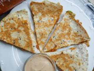Vegetariánska quesadilla s americkým dressingom