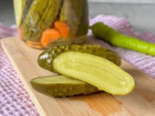 Zavárané kyslé uhorky: recept na jednoduché nakladačky