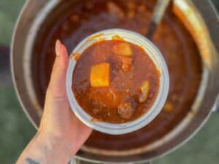 Poctivý kotlíkový guláš: recept na slovenskú klasiku
