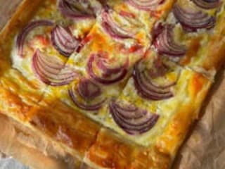 Rýchla slovenská pizza s červenou cibuľou a kôprom zmizne zo stola behom pár sekúnd